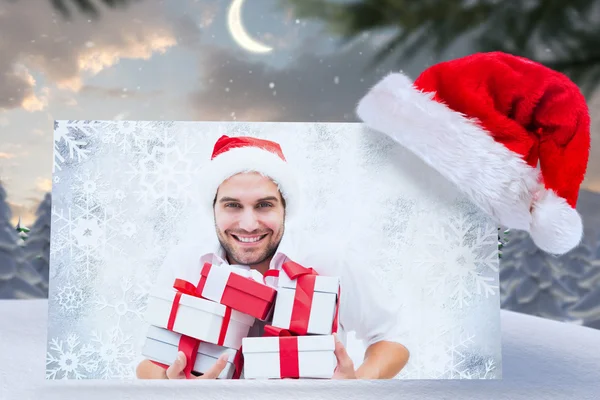 Feestelijke man, met de giften van Kerstmis — Stockfoto