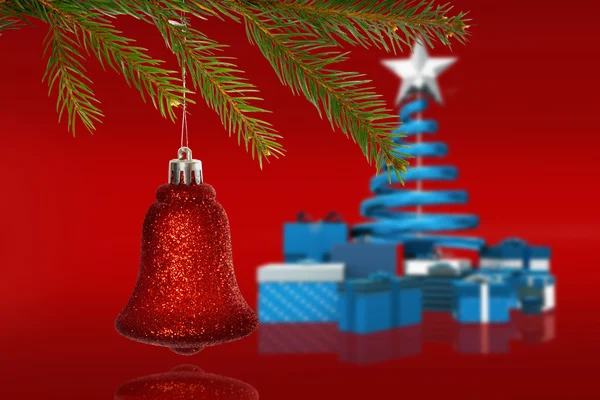 Imagen compuesta de decoración de Navidad roja colgando de la rama — Foto de Stock