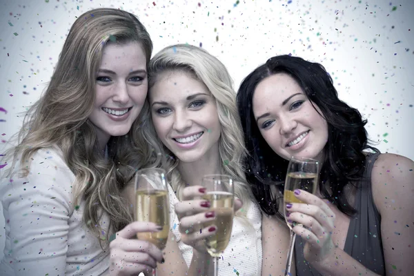 Söt vänner dricka champagne tillsammans — Stockfoto