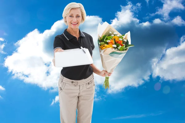 Mujer feliz entrega de flores en busca de signa — Foto de Stock