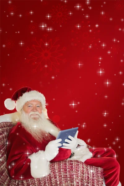 Usmíval se santa pomocí tabletu — Stock fotografie