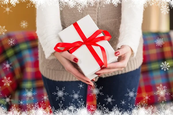 Vrouw met nagel vernis houden geschenk — Stockfoto