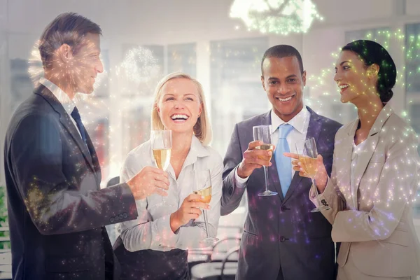 Equipo sonriente de gente de negocios honrando — Foto de Stock