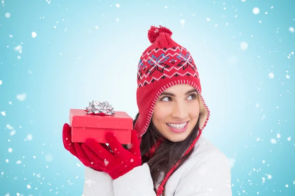 Morena feliz segurando presente vermelho — Fotografia de Stock