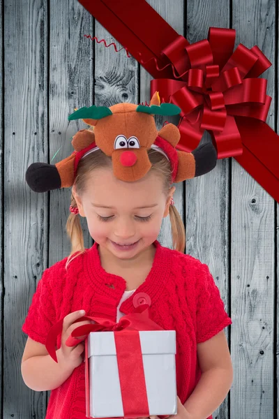 Složený obraz roztomilé děvčátko na sobě Rudolf čelenka — Stock fotografie
