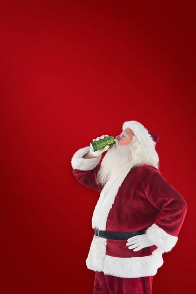 Vater Weihnachten trinkt Bier — Stockfoto
