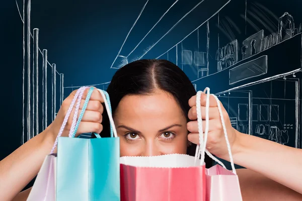 Mujer de pie con bolsas de compras — Foto de Stock