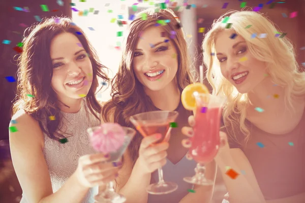 Привабливі друзі п'ють коктейлі — стокове фото