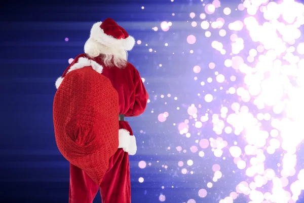 Papai Noel está segurando sua bolsa em uma mão — Fotografia de Stock