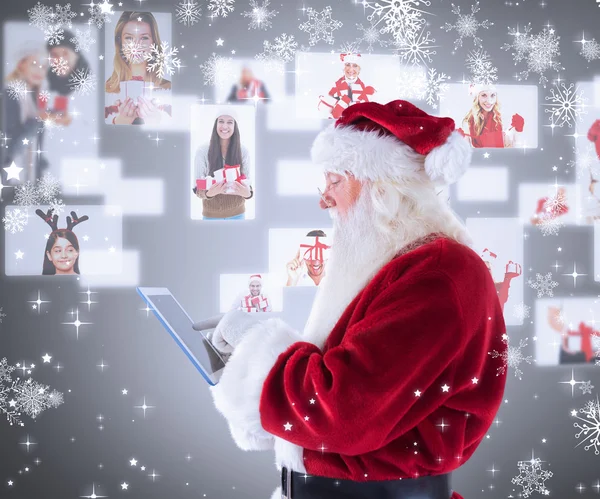 Santa maakt gebruik van een tablet pc — Stockfoto