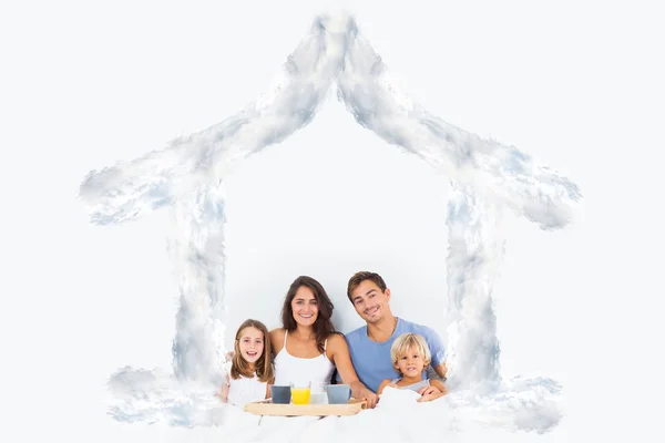 Famiglia che prende la colazione sul letto — Foto Stock