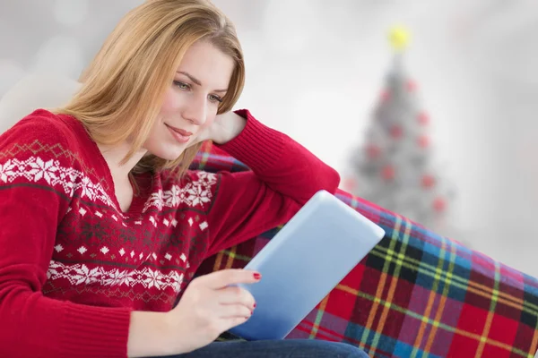 Vrouw met behulp van haar tablet op de Bank — Stockfoto