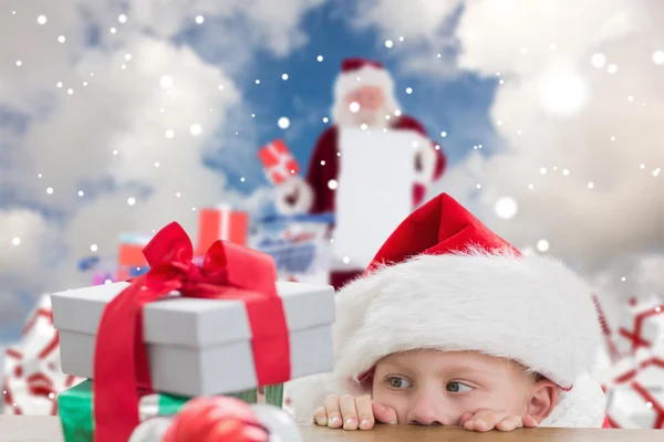 Söt pojke tittar på gåvor — Stockfoto