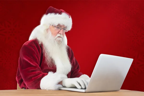 Santa surfuje w Internecie — Zdjęcie stockowe