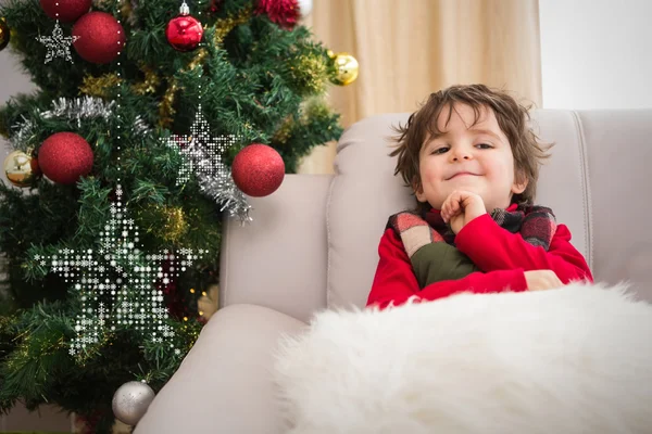 Festlicher kleiner Junge lächelt — Stockfoto