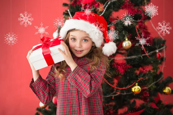 Bambina festiva con in mano un regalo — Foto Stock