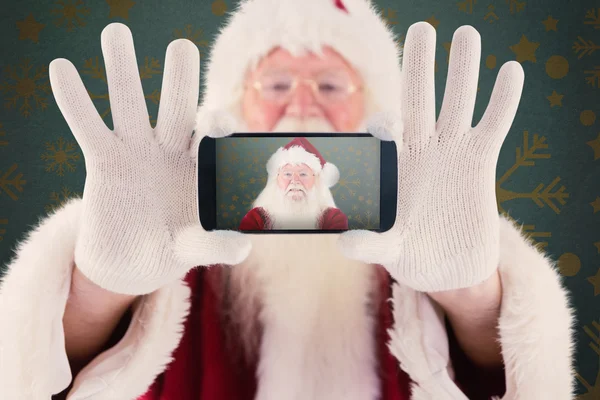 Santa registreert zichzelf met smartphone — Stockfoto