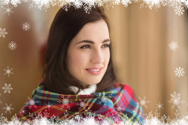 Lachende brunette met Kerstmis — Stockfoto