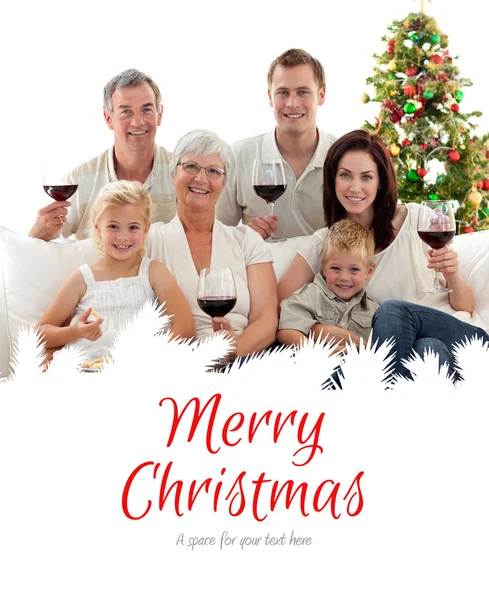 Rodina pít víno a jíst sladkosti — Stock fotografie