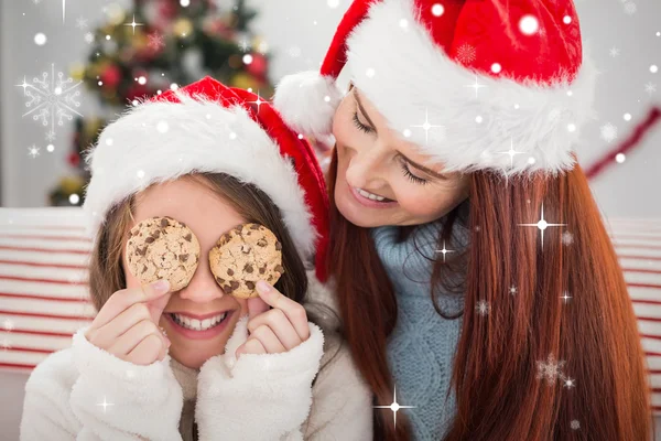 Mãe e filha com biscoitos — Fotografia de Stock