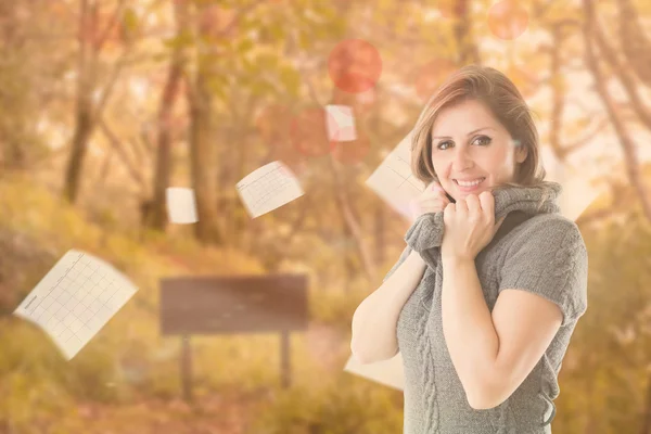 Fille en pull contre la forêt d'automne — Photo