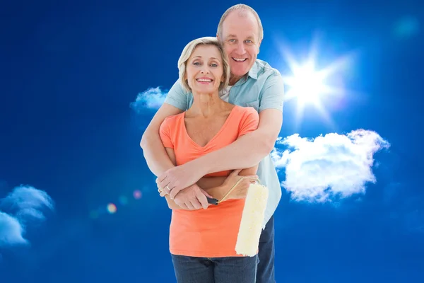 Счастливая пожилая пара держит краску ролика — стоковое фото
