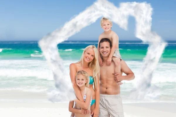 Familia feliz en la playa — Foto de Stock