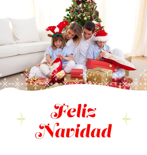 Familie öffnet Weihnachtsgeschenke — Stockfoto