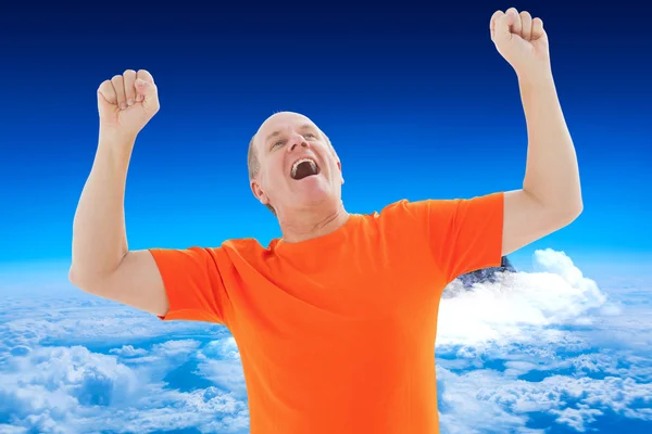 Zralý muž v oranžové tričko fandění — Stock fotografie