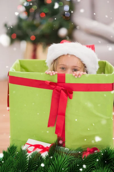 Mädchen sitzt in riesigem Weihnachtsgeschenk — Stockfoto