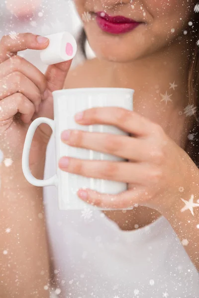 Close up van vrouw met mok en marshmallow — Stockfoto