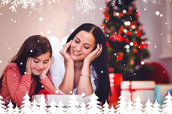 Fiesta de la madre y la hija sonriendo de regalo — Foto de Stock