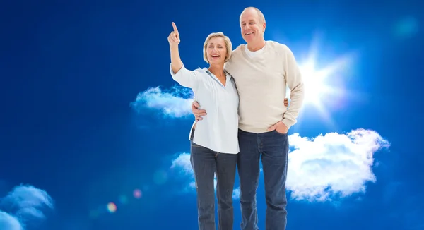 Feliz pareja madura caminando juntos — Foto de Stock