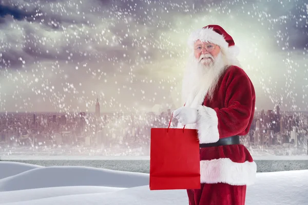 Santa draagt rode geschenk tas — Stockfoto