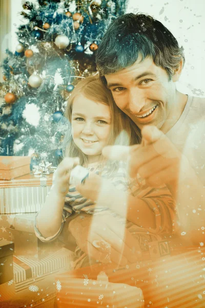 Père et petite fille jouant avec Noël — Photo