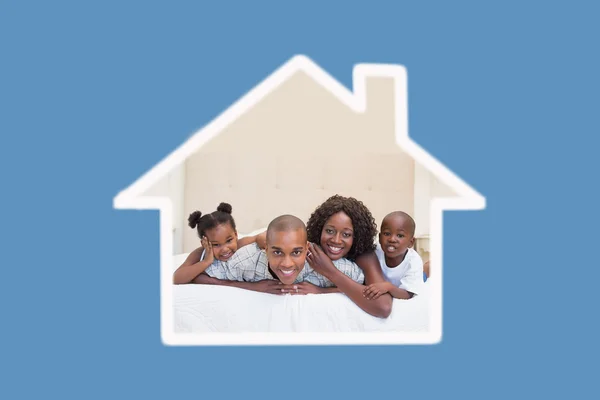 Familia feliz sonriendo a la cámara juntos — Foto de Stock