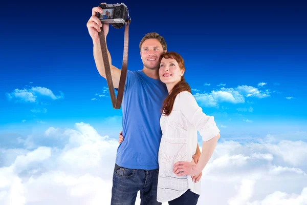 Couple using camera for picture — Stock Photo, Image