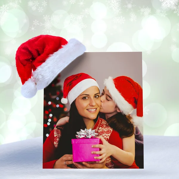 Hija dando a su madre un regalo de Navidad —  Fotos de Stock