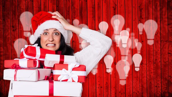 Šokovaná žena s vánoční dárky — Stock fotografie