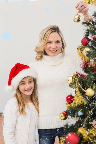 Mère et fille festives décorant l'arbre de Noël — Photo