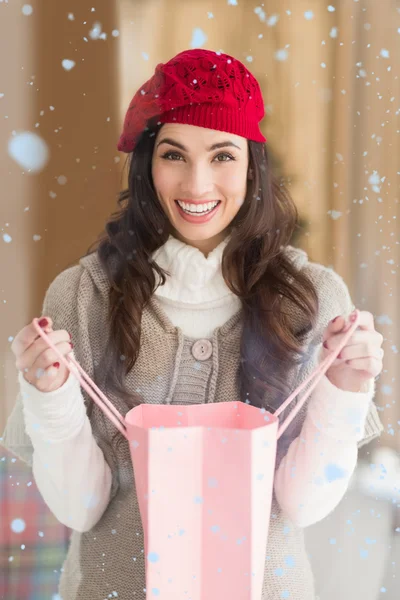 Glücklich brünette öffnung geschenktasche — Stockfoto