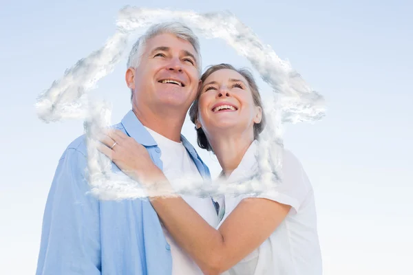 Casal feliz abraçando sob o céu azul — Fotografia de Stock