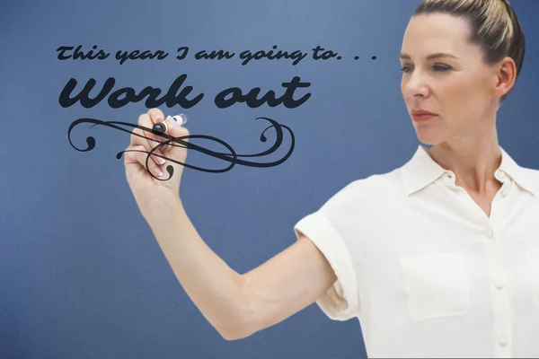 Mujer de negocios seria mirando la pluma — Foto de Stock