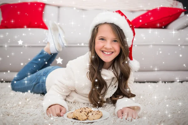 Праздничная маленькая девочка ест печенье — стоковое фото