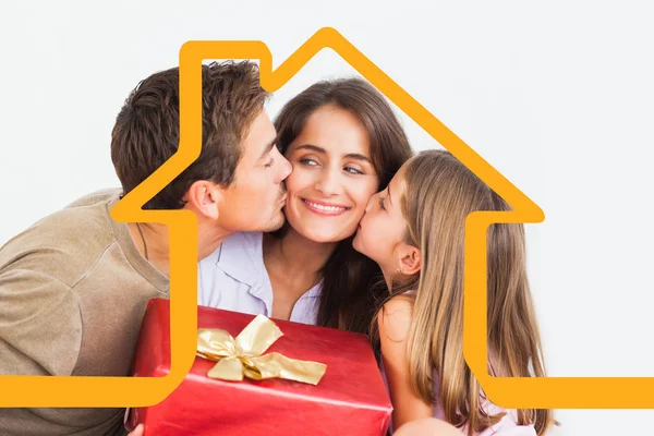 Padre y su hija ofrecen un regalo rojo — Foto de Stock