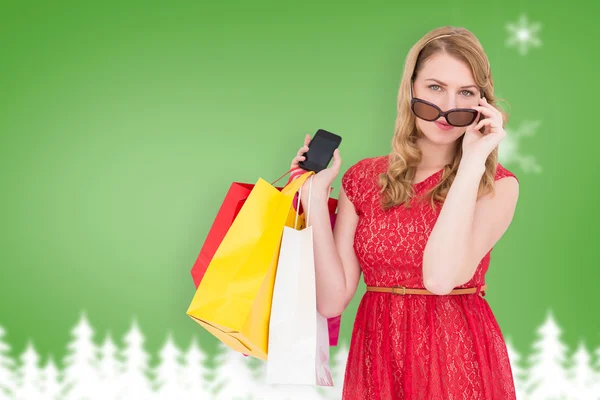 Vackra blonda solglasögon håller shopping — Stockfoto