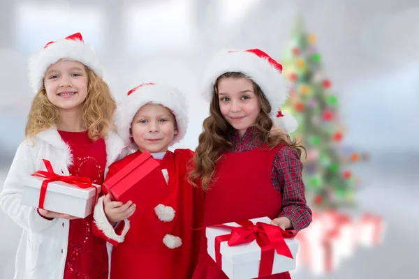 Samengestelde afbeelding van schattige kinderen met geschenken — Stockfoto