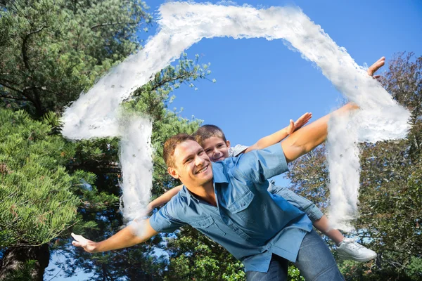 Zoon spelen met zijn vader buiten — Stockfoto