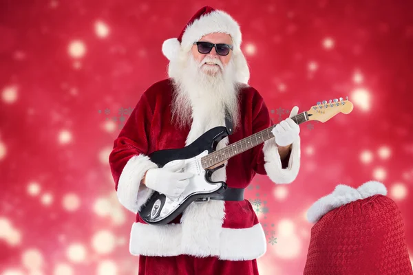 Babbo Natale suona la chitarra con gli occhiali da sole — Foto Stock
