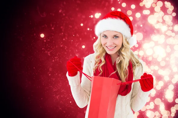 Glada festliga blondin med shopping väska — Stockfoto